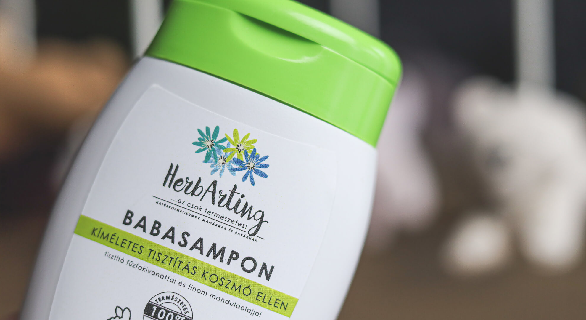 A koszmó tünetei közé tartozhat a fejbőrön megjelenő sárgás vagy barnás színű, pikkelyszerű, zsíros hámlás