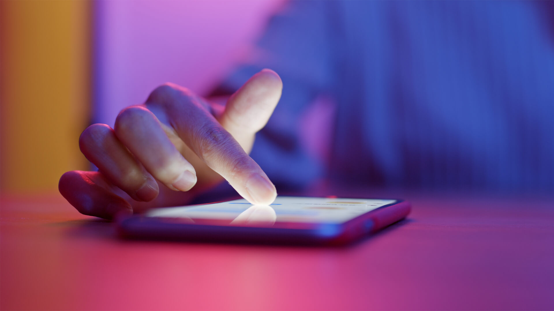 Így tesz még magányosabbá a közösségi média