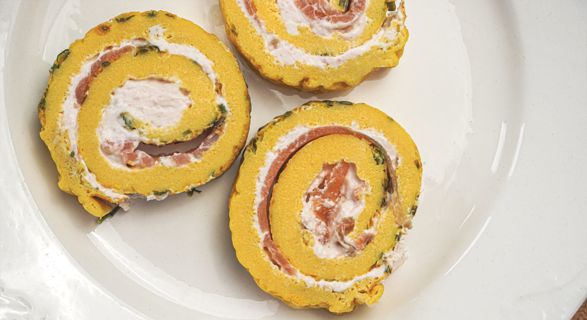 Füstölt lazacos tojástekercs