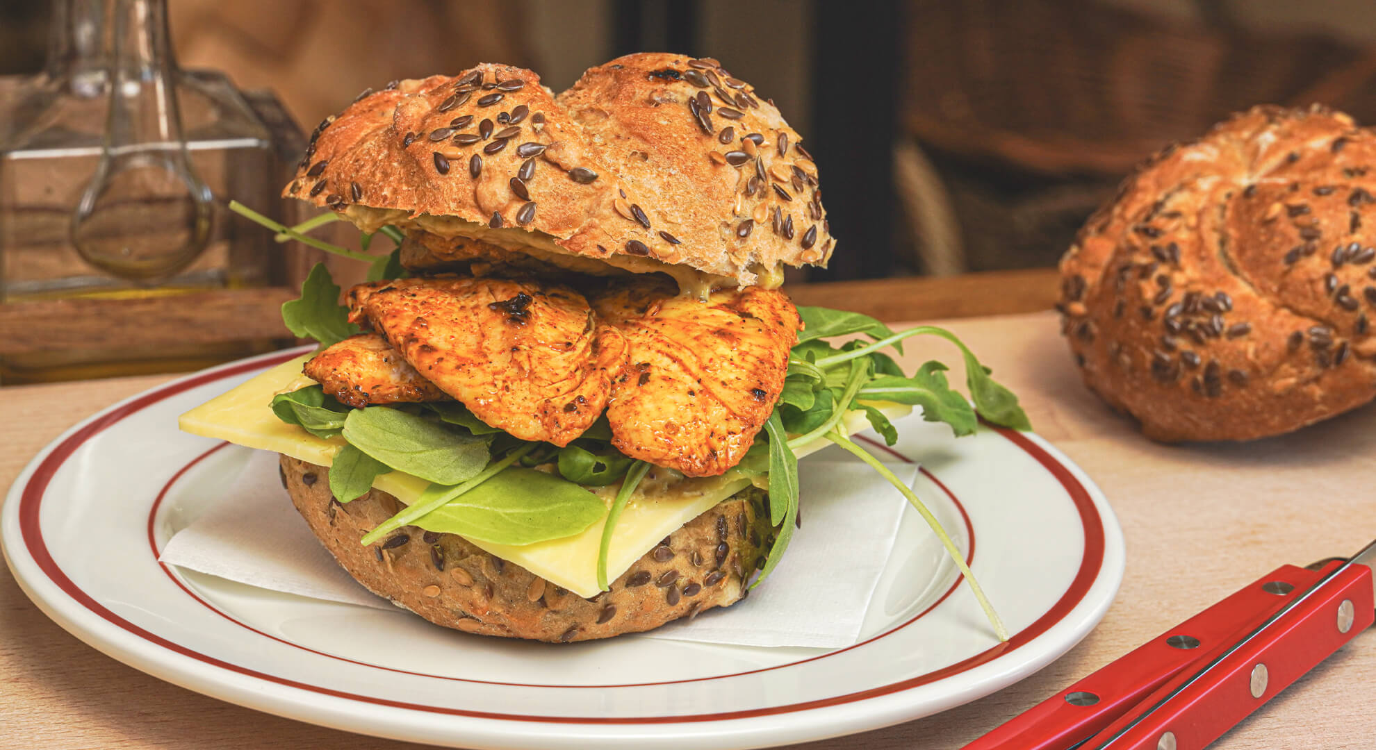 Csirkeburger pisztáciás burrata krémmel